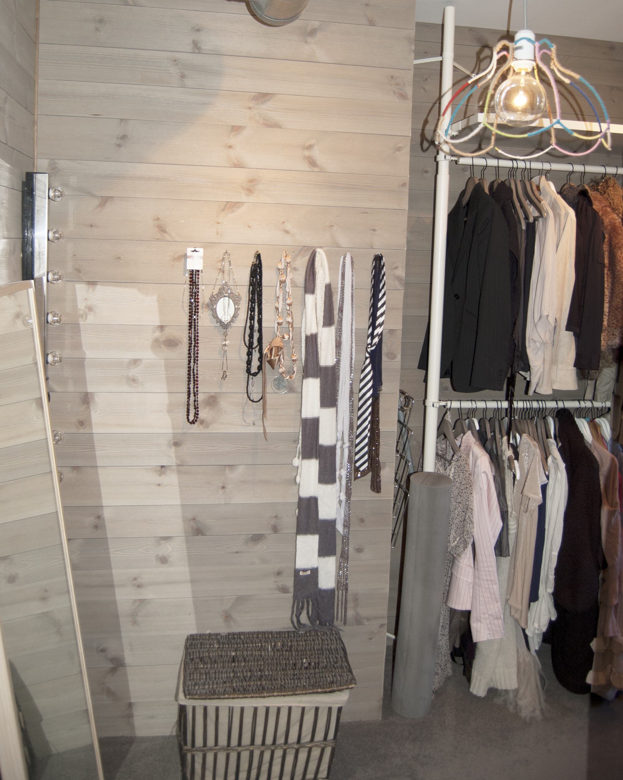 Garderobe / walk in closet med liggende børstet glattpanel, beiset Setergrå. Panelen er en del av Bergene Holm AS sin kolleksjon TRE bukkene Bruse.