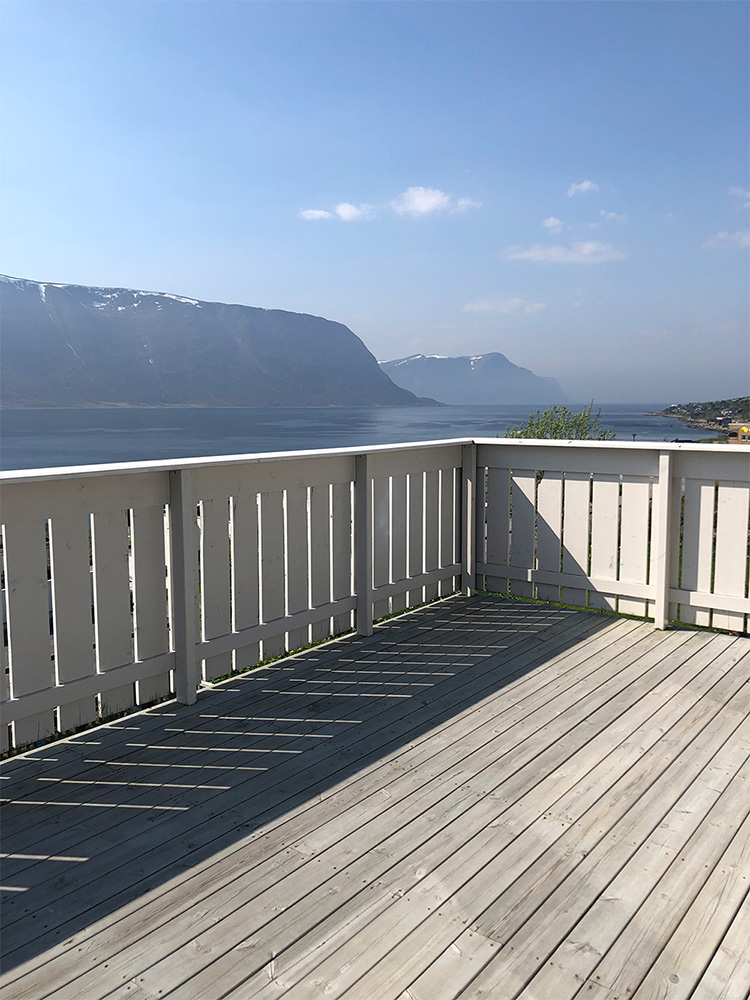 Et førbilde av terrassen motsatt side uten plassbygde møbler - Åpen Klasse 2020 - Finalist nummer 6