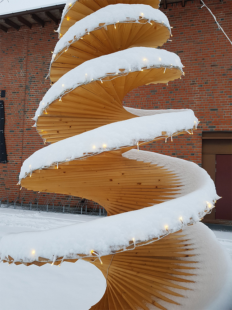 Detaljbilde av juletreet med snø - Åpen Klasse - Finalist nummer 7
