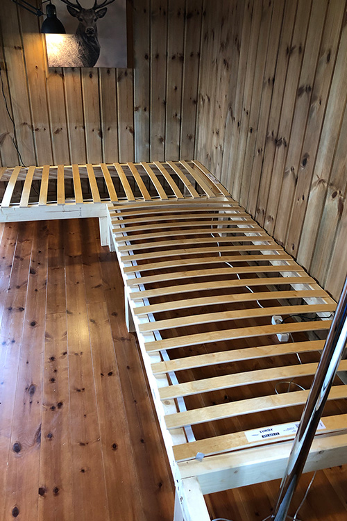 Bilde av ferdig rammeverk til plassbygd sofa. Åpen klasse 2020 finalist 1