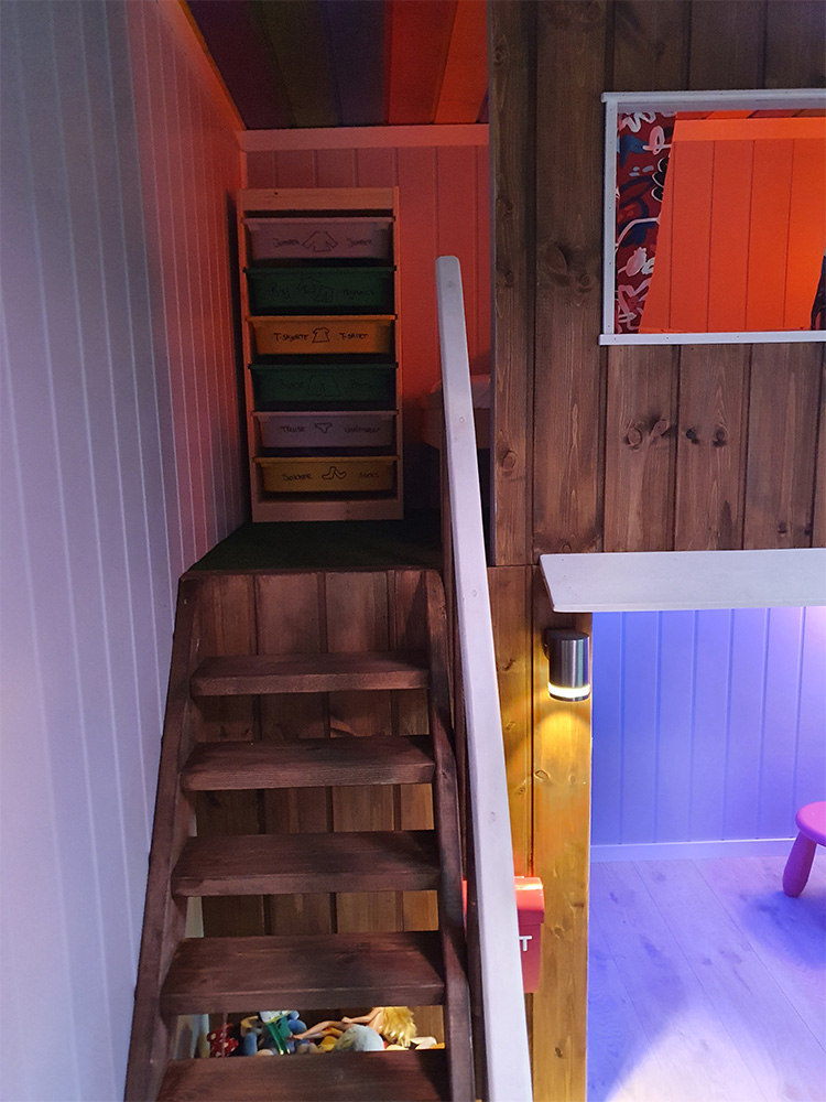 Bilde av trapp i en kreativ køyeseng. Finalist i kategorien 'kreative barnerom'
