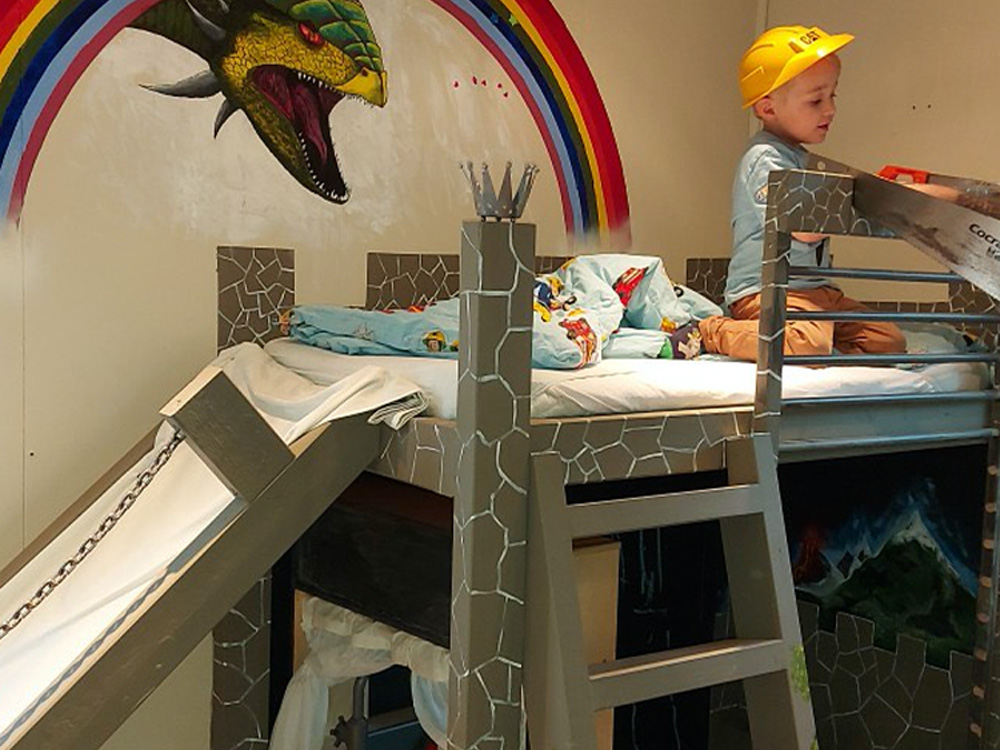 Bilde av køyeseng med drageslott og regnbue. Finalist Barnas Trepris i kategorien kreative barnerom 2021.