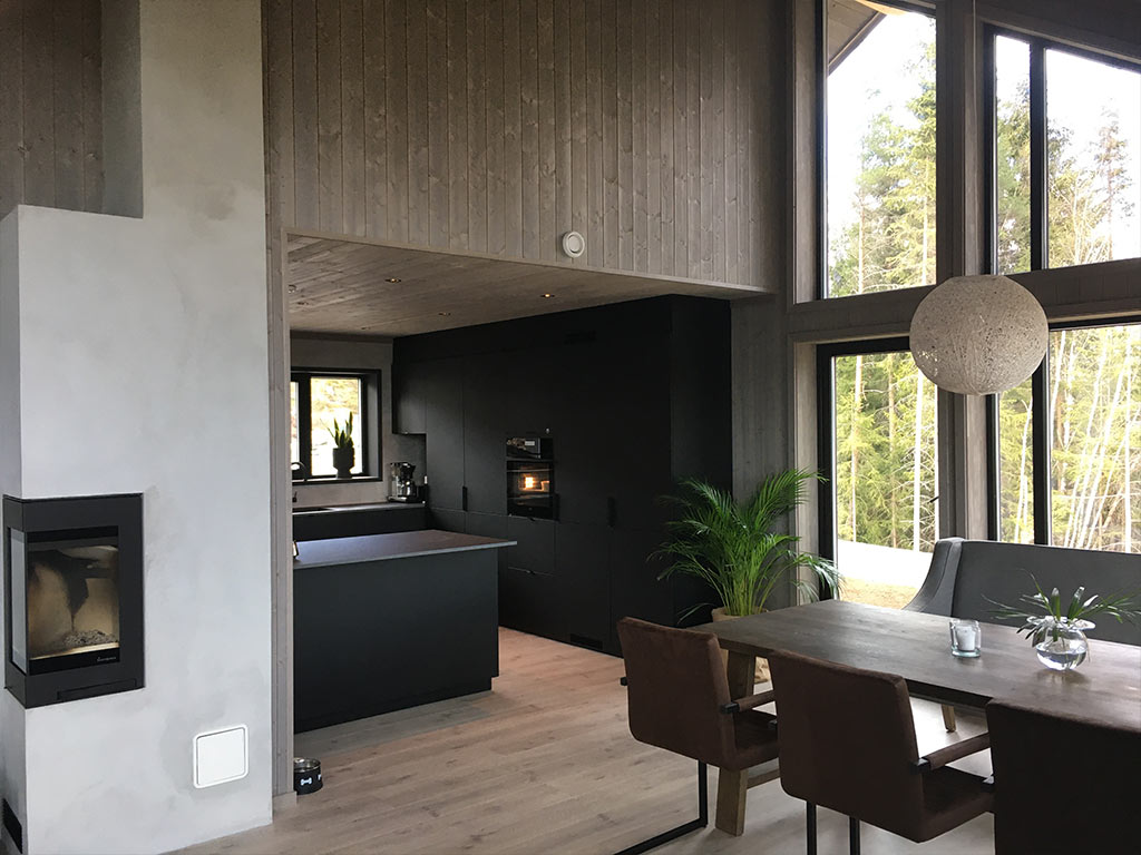 Bilde av stue og kjøkken hos finalist nummer 6 interiørprisen 2021. Panel - Nord Mørkne