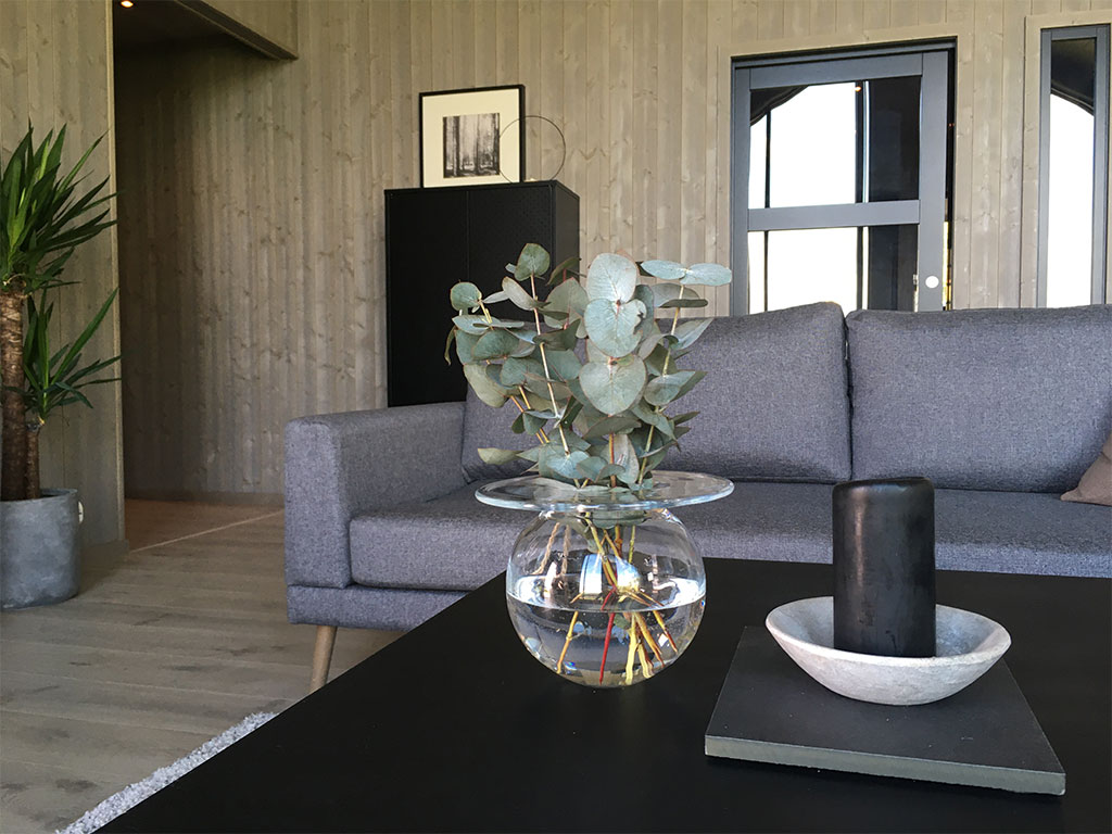 Bilde av stue hos finalist nummer 6 interiørprisen 2021. Panel på vegg - Nord Skumre. Stilrene møbler.