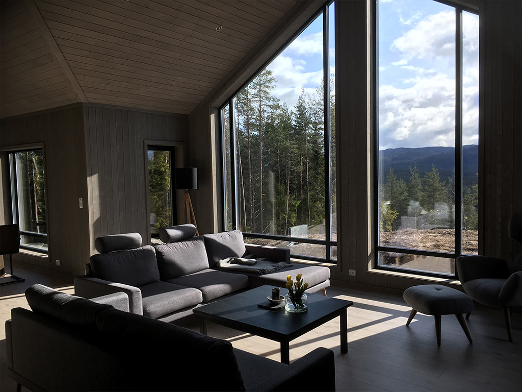Bilde av stue hos finalist nummer 6 interiørprisen 2021. Panel på vegg - Nord Skumre.
