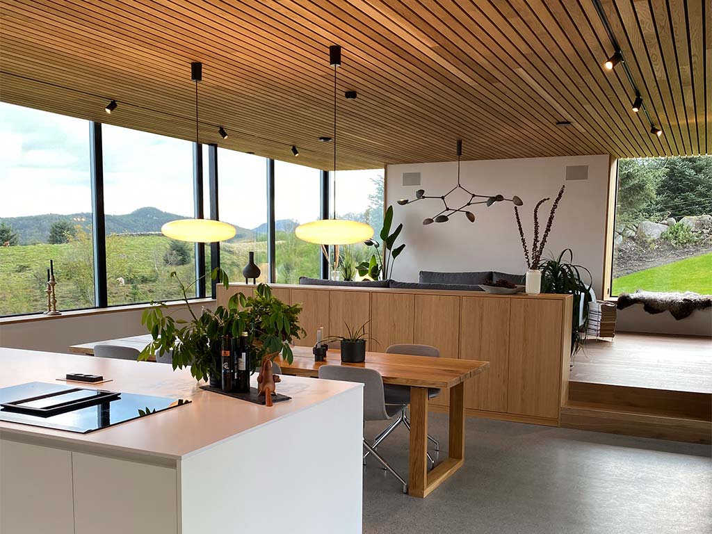Bilde av stue og kjøkken med spiletak. Finalist nummer 3 - interiørprisen 2021.