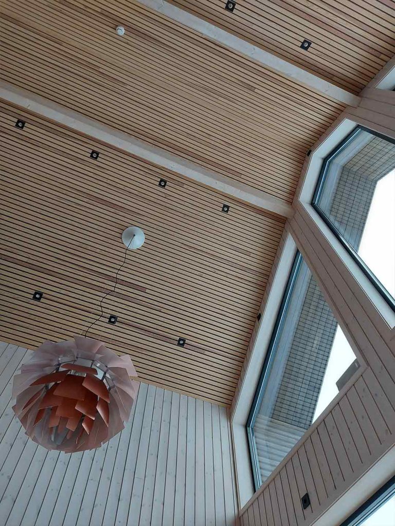 Bilde av tak i stue med eikespiler. Interiørprisfinalist nummer 4 2021.