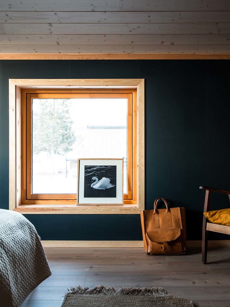 Bilde av vindu og listverk på soverommet til finalist nummer 5 i interiørprisen 2021.