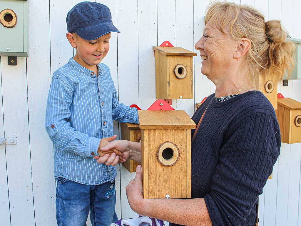 Bilde hvor Hans Martin selger en fuglekasse som han har laget selv. Finalist nummer 8 småbyggprisen 2021.