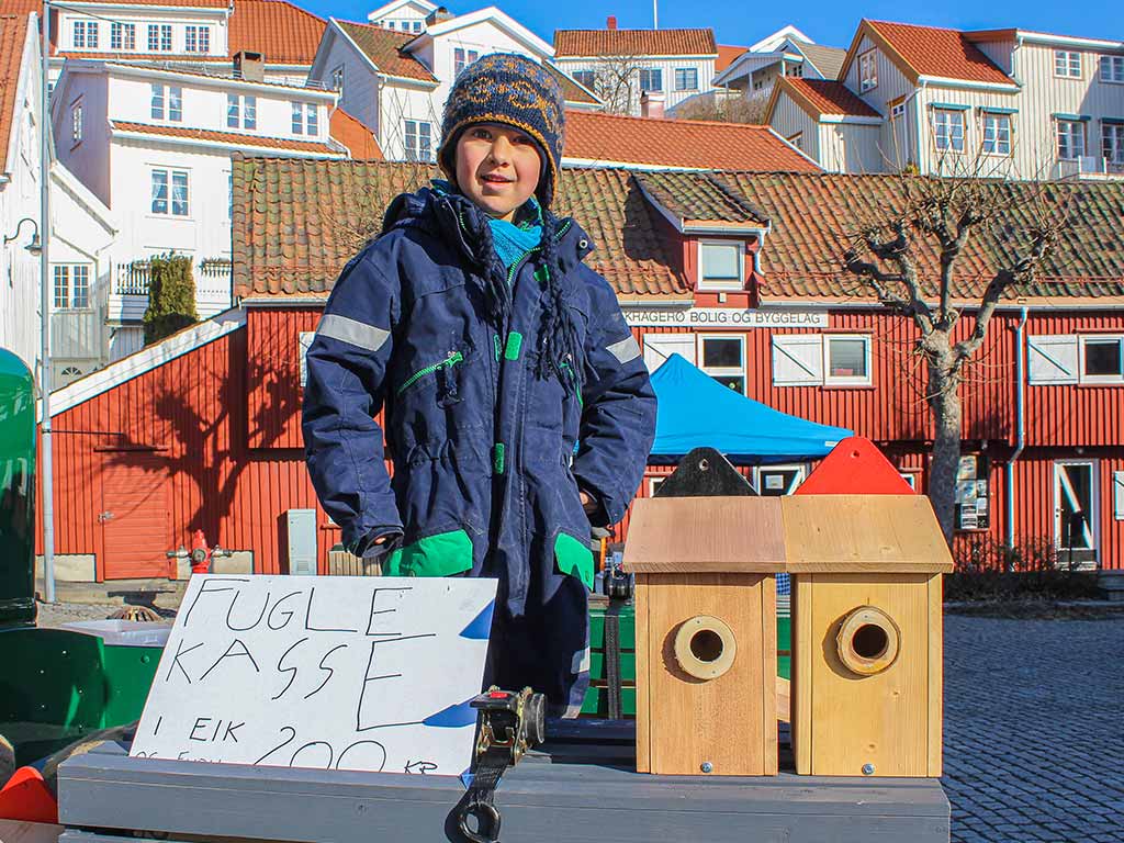 Bilde av Hans Martin med hjemmelagde fuglekasser som er til salgs. Finalist småbyggprisen 2021.