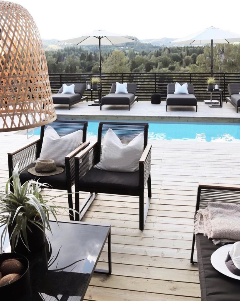 Bilde av lounge med badebasseng og terrasse
