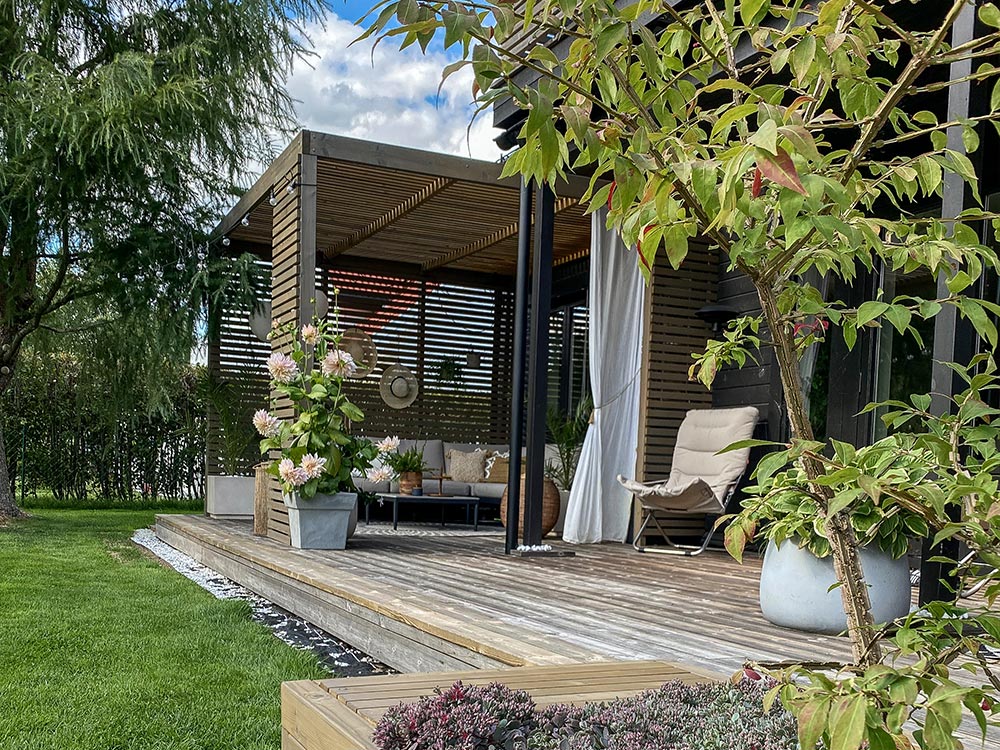 Bilde av uterom med pergola, blomsterkasse og terrasse. Uteromsprisen 2022