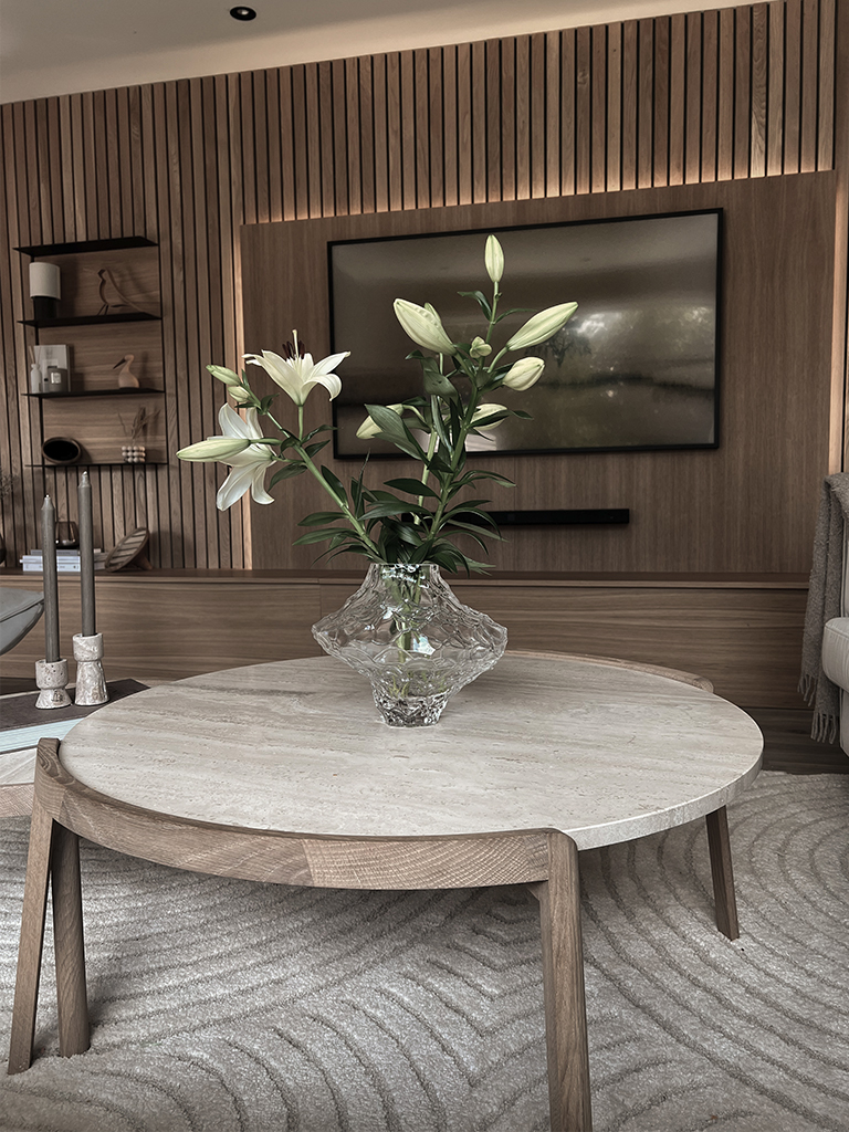 Bilde stue med tv-vegg laget av eikespiler. Finalist nummer 2 interiørprisen 2022.
