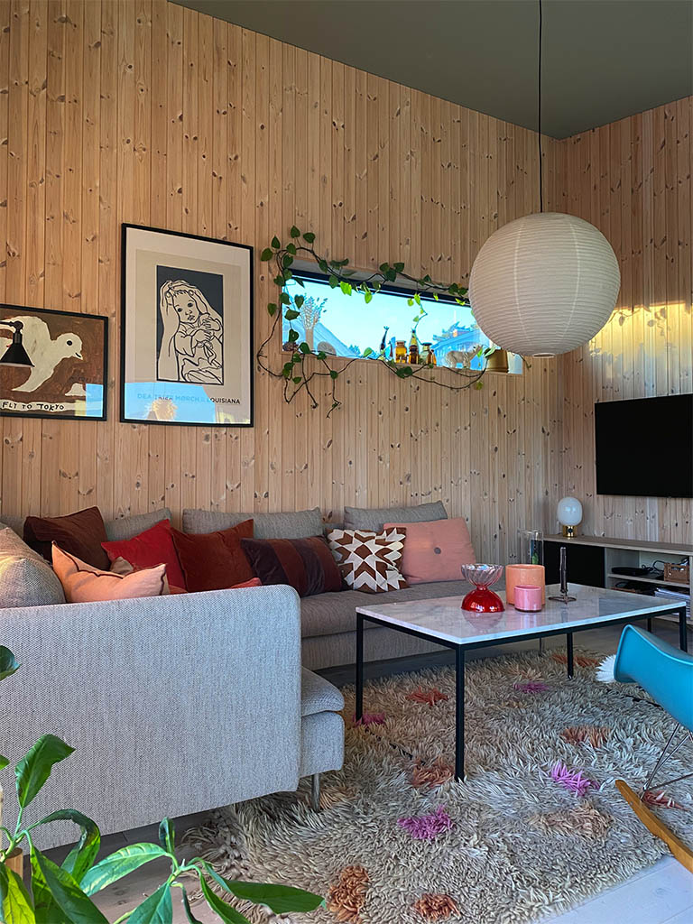 Bilde av stue med hvitlasert sprekkpanel på veggene. Finalist nummer 3, interiørprisen 2022.foto: @anette.home