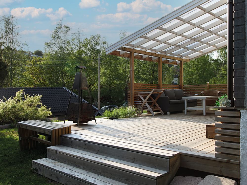 Bilde av terrasse med overbygd tak. Finalist i uteromsprisen 2023
